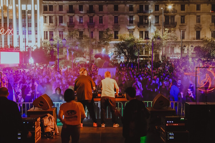Σανταρόζα Beat Weekend: Ένα διήμερο πάρτι στην Πλατεία Σανταρόζα