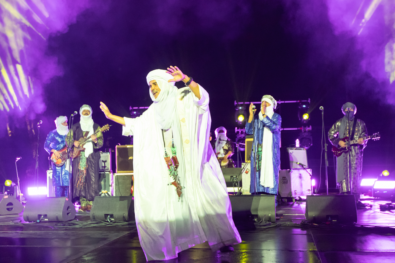 Tinariwen live: Ένας Λυκαβηττός όρθιοι άνθρωποι στους ρυθμούς της ερήμου