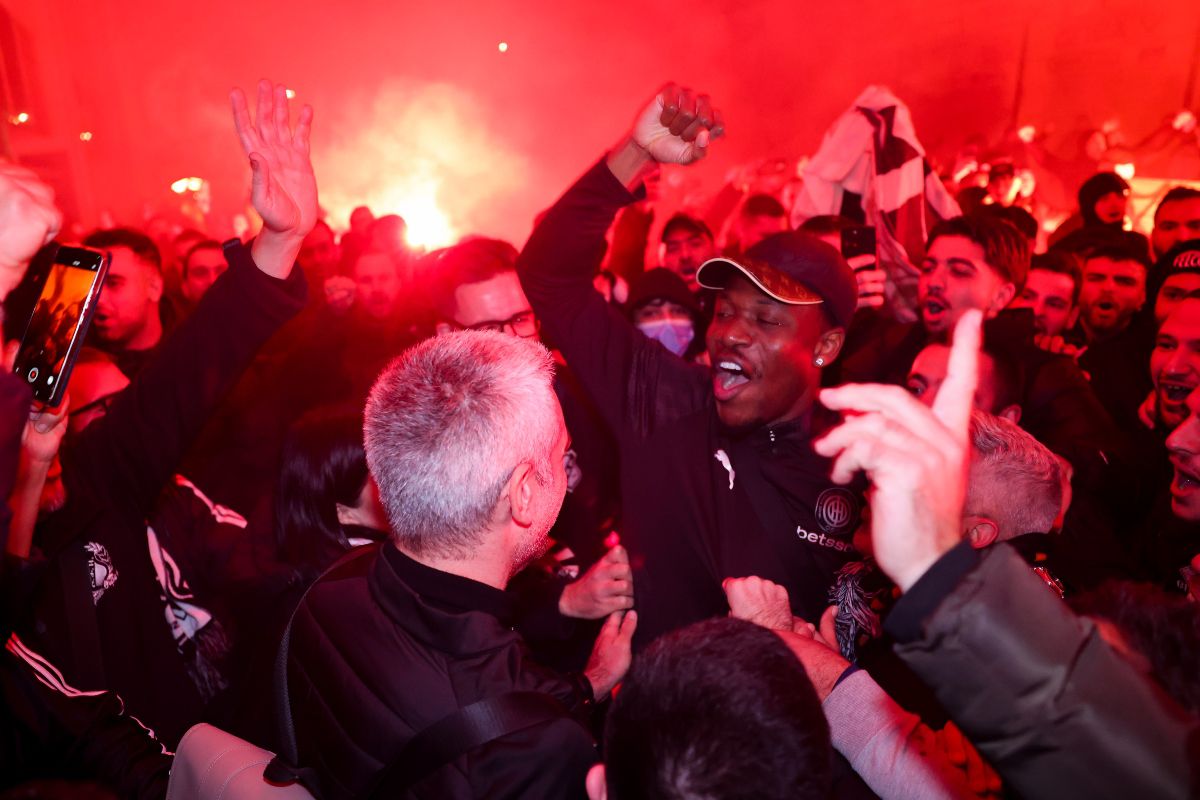 Το Ηράκλειο... φλέγεται- Υποδοχή ηρώων από τους φίλους του ΟΦΗ στην αποστολή (pics+vid)