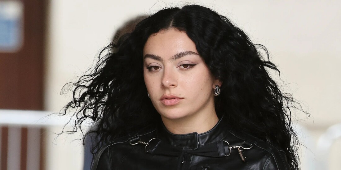 Η Charli XCX κυκλοφορεί την Deluxe Edition του Brat