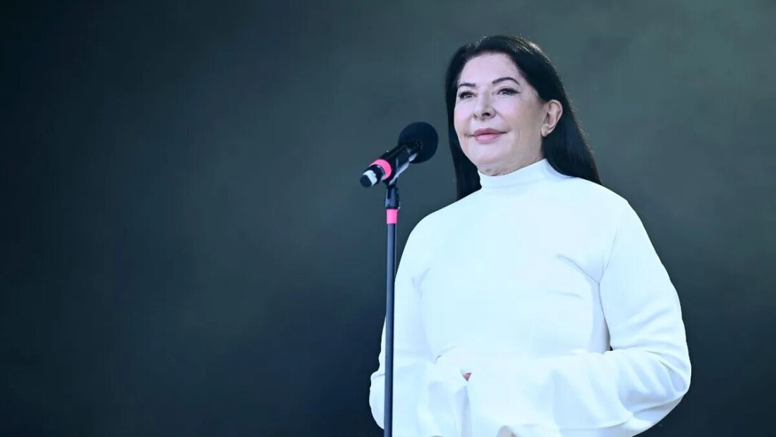 Για επτά λεπτά κατάφερε η Marina Abramović να κάνει το κοινό του Glastonbury να σωπάσει