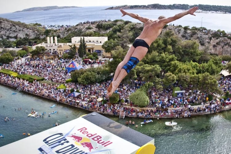 Το Red Bull Cliff Diving World Series επιστρέφει στη Λίμνη Βουλιαγμένη