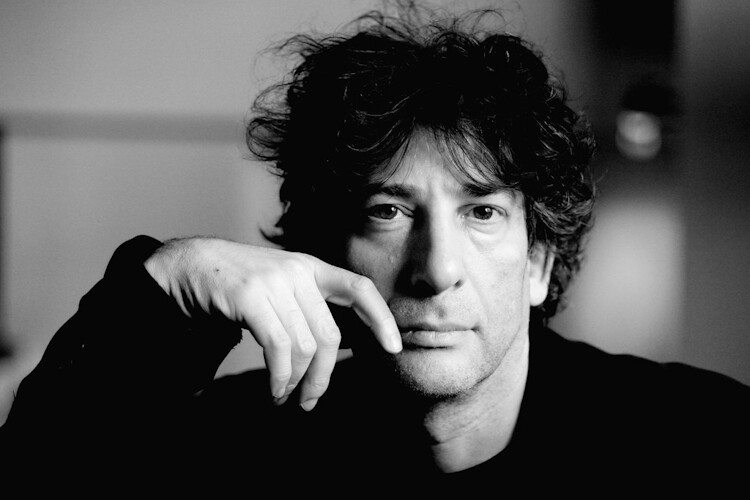 Ο συγγραφέας Neil Gaiman μπροστά σε νέες κατηγορίες σεξουαλικής κακοποίησης και βιασμών